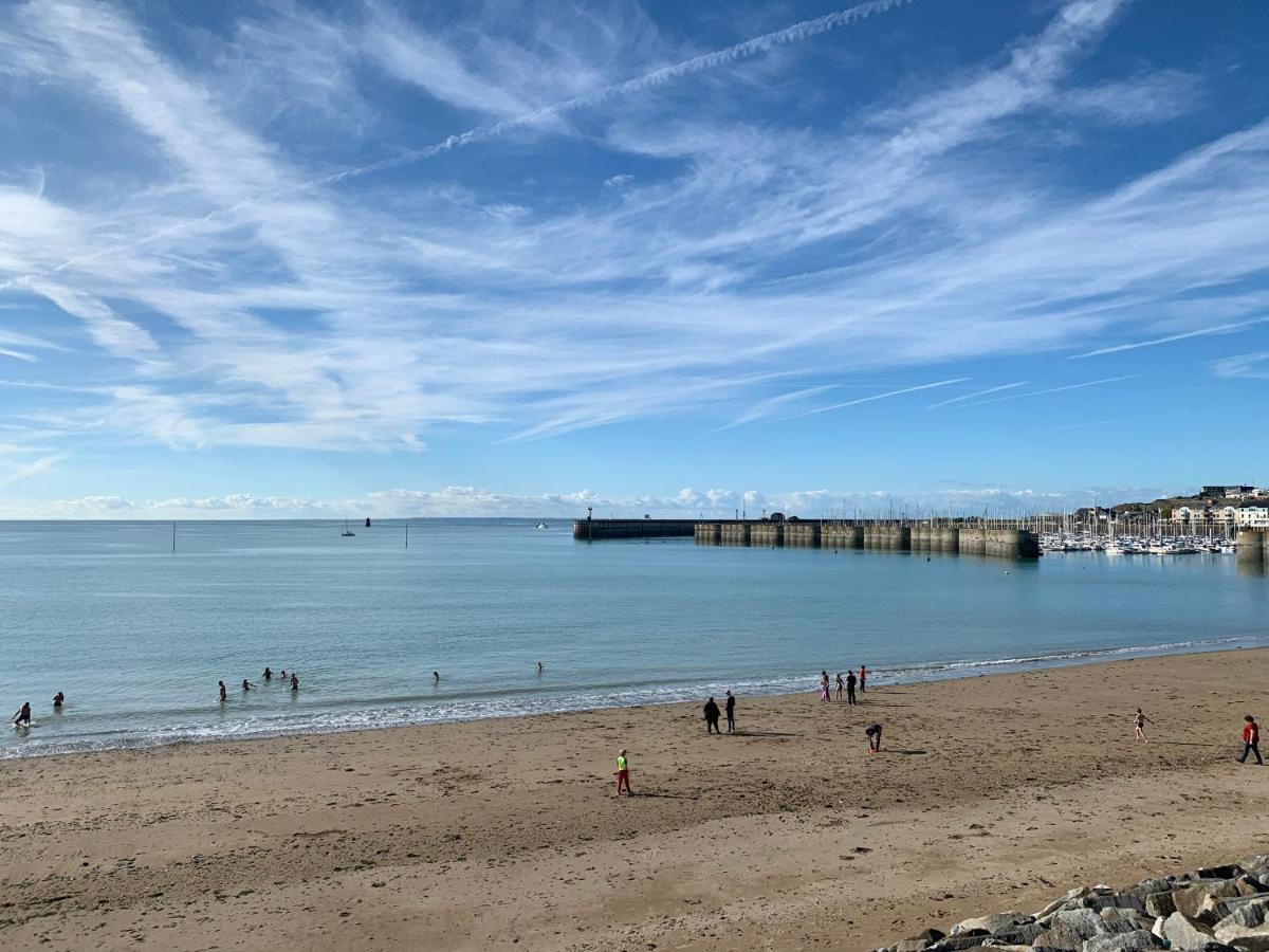 Un Balcon Sur La Mer, Acces Direct A La Plage Гранвил Екстериор снимка